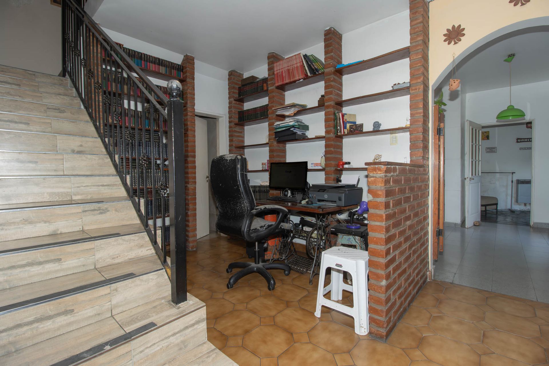 Casa en lote propio con jardín, 6 ambientes