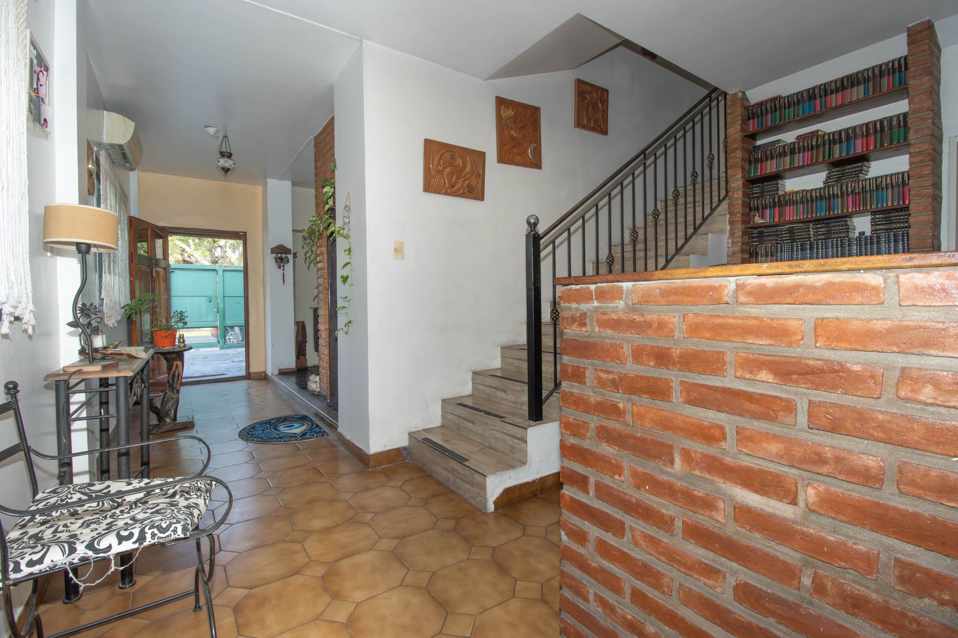 Casa en lote propio con jardín, 6 ambientes