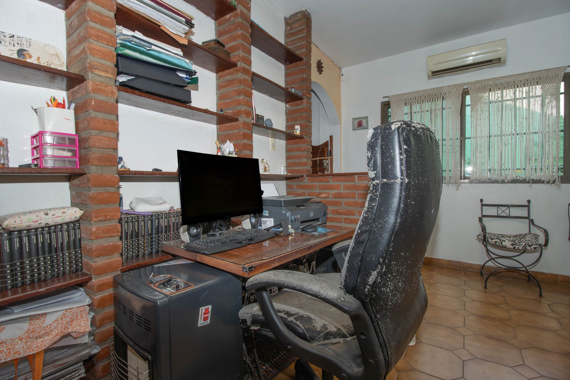 Casa en lote propio con jardín, 6 ambientes