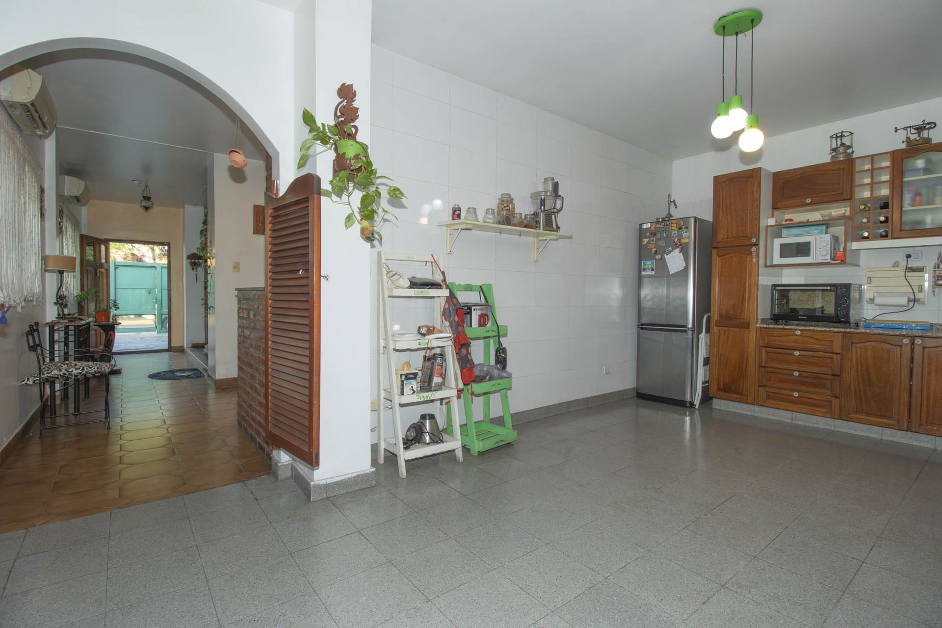 Casa en lote propio con jardín, 6 ambientes