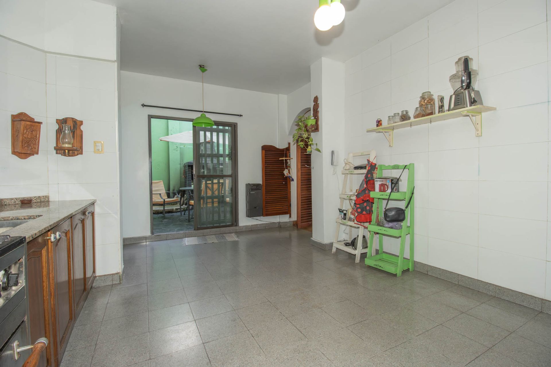 Casa en lote propio con jardín, 6 ambientes