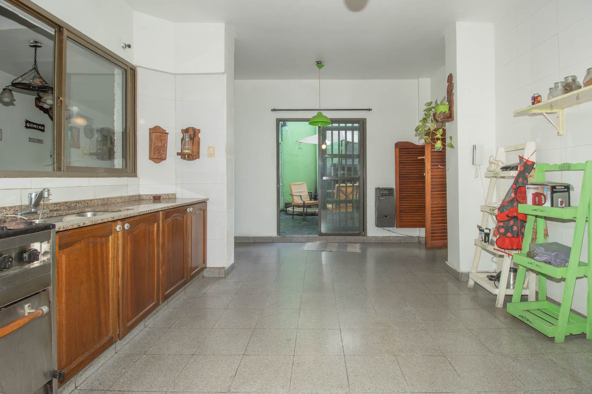 Casa en lote propio con jardín, 6 ambientes