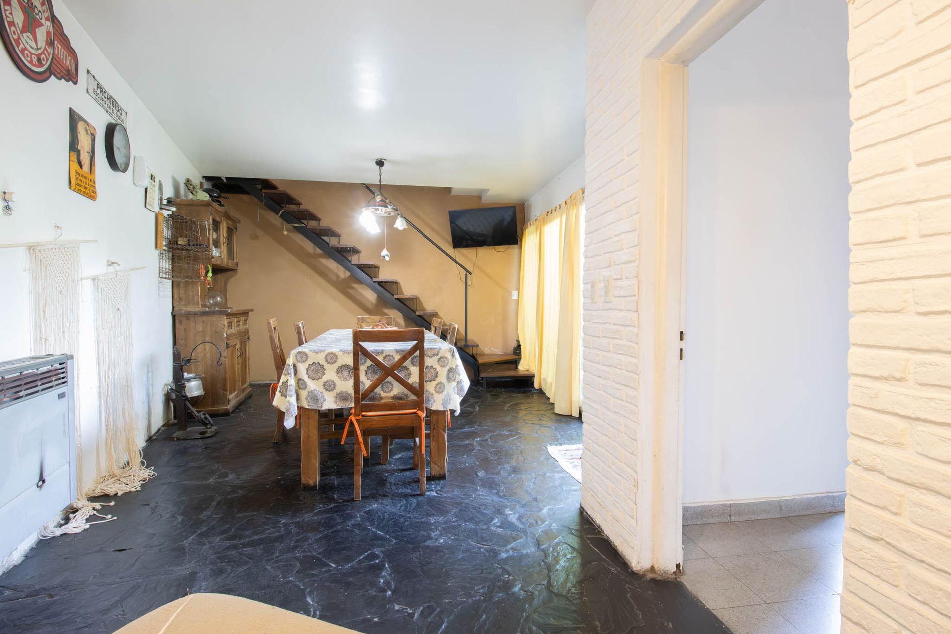 Casa en lote propio con jardín, 6 ambientes