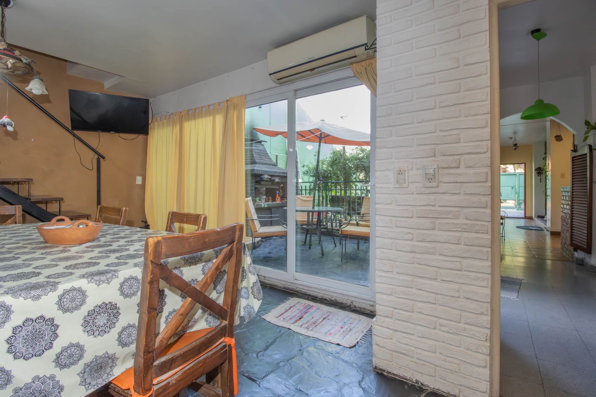 Casa en lote propio con jardín, 6 ambientes