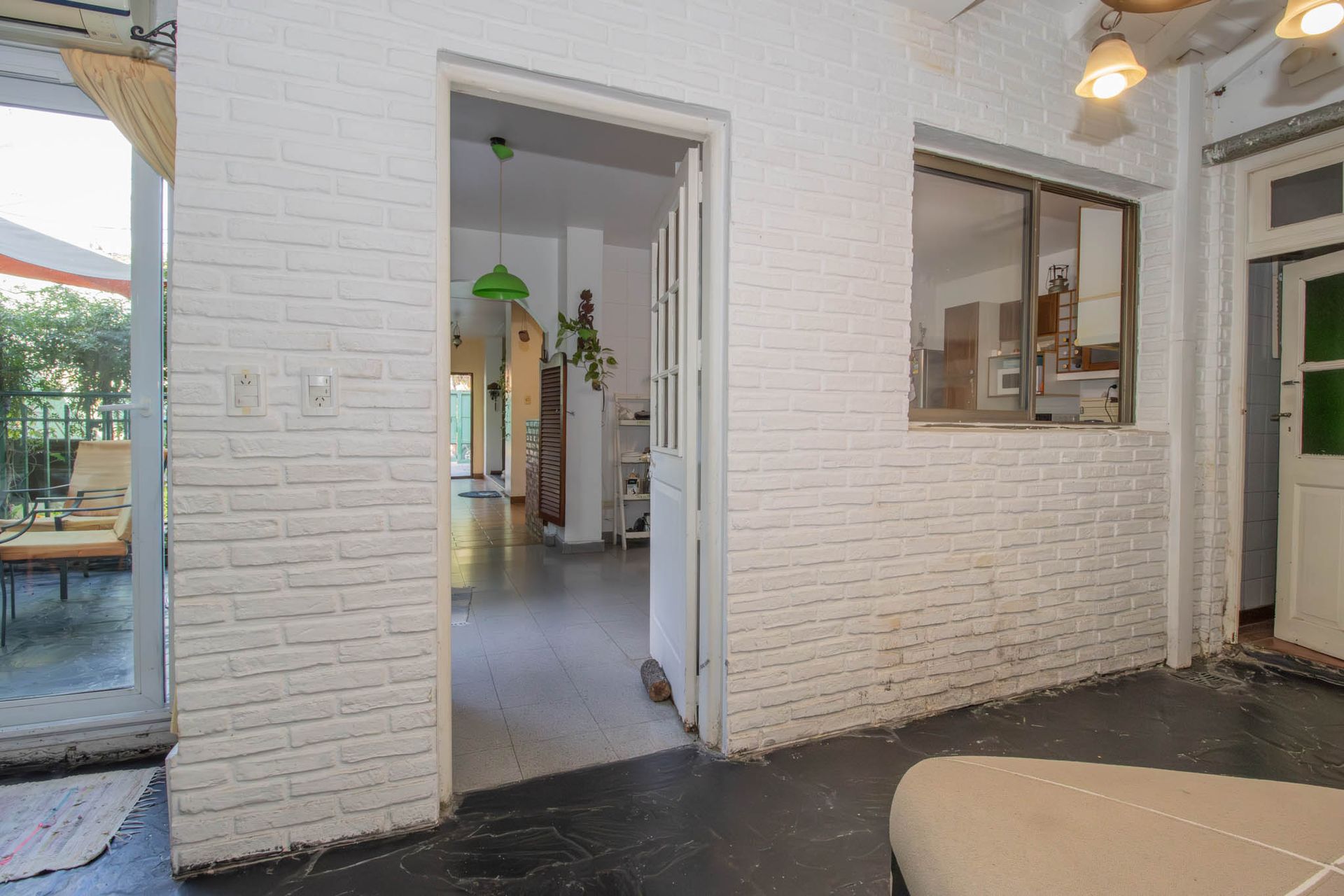 Casa en lote propio con jardín, 6 ambientes