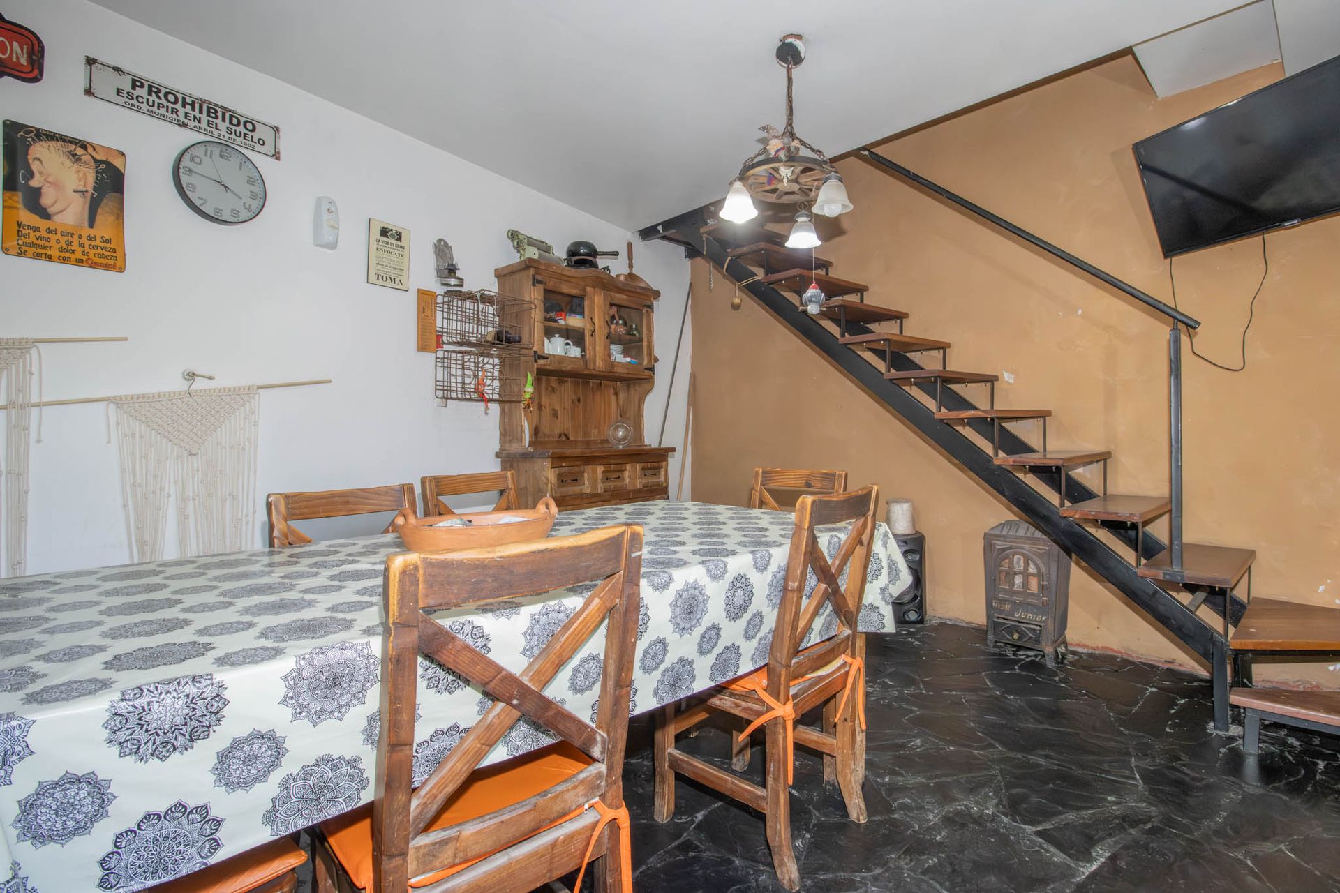 Casa en lote propio con jardín, 6 ambientes