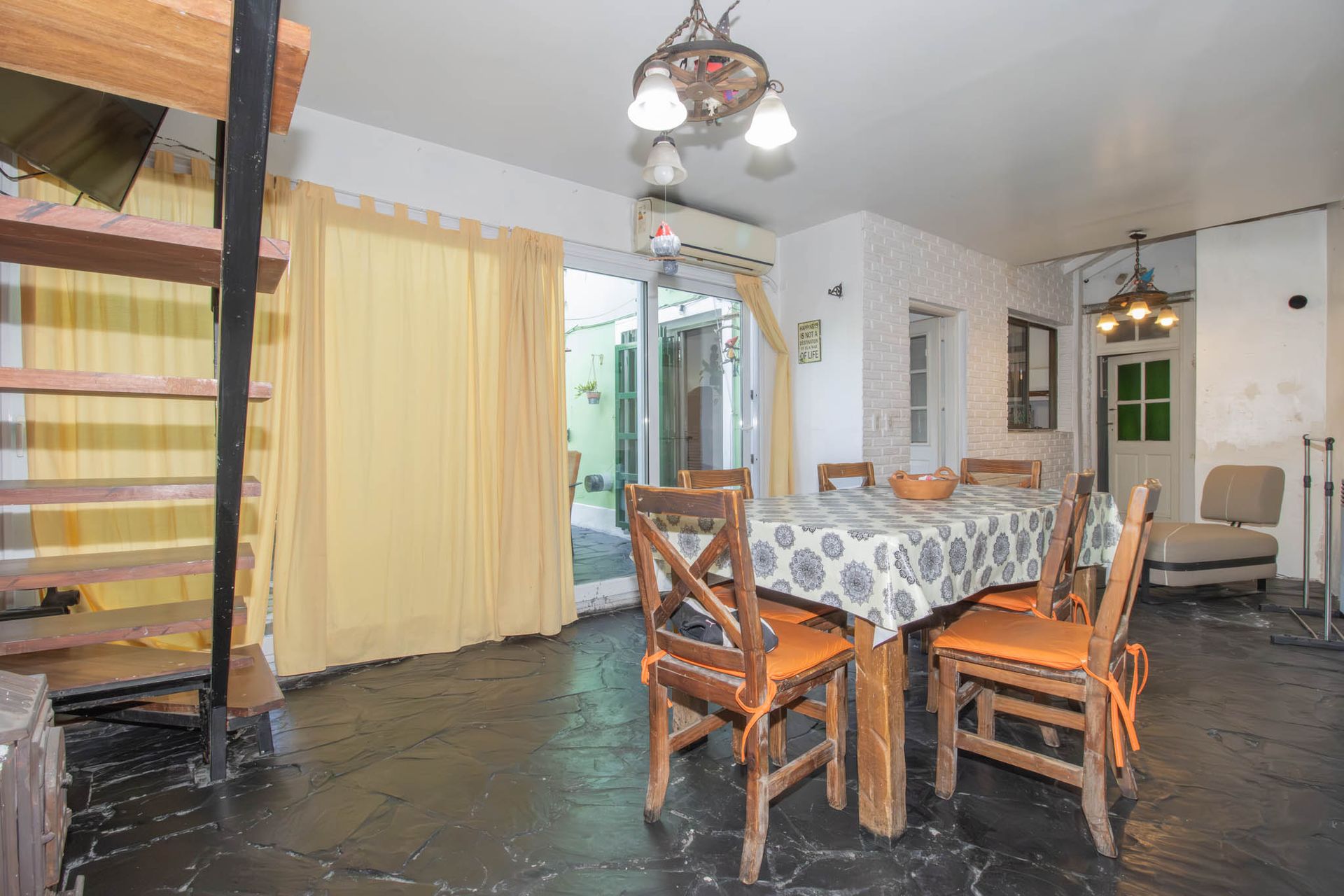 Casa en lote propio con jardín, 6 ambientes
