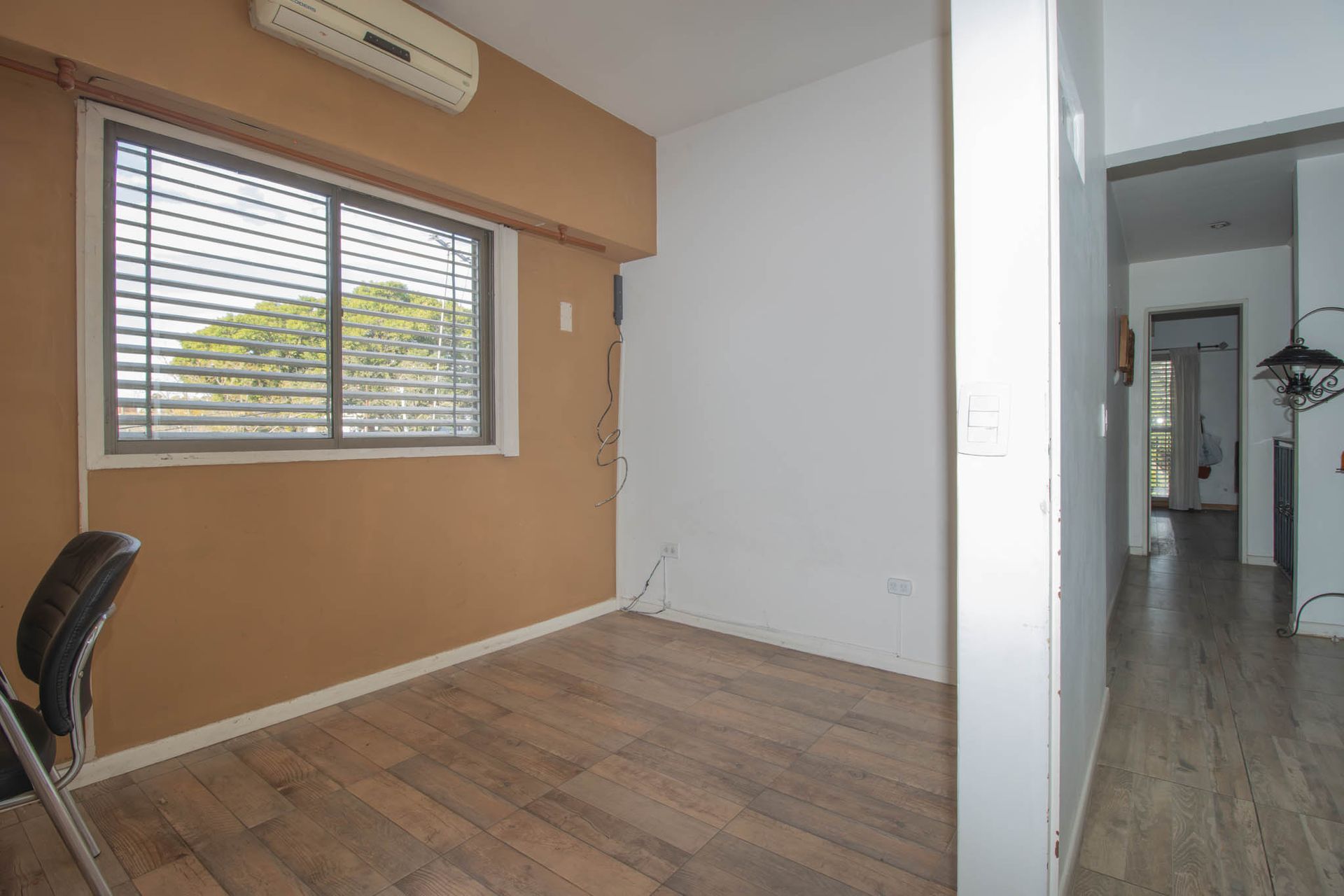 Casa en lote propio con jardín, 6 ambientes