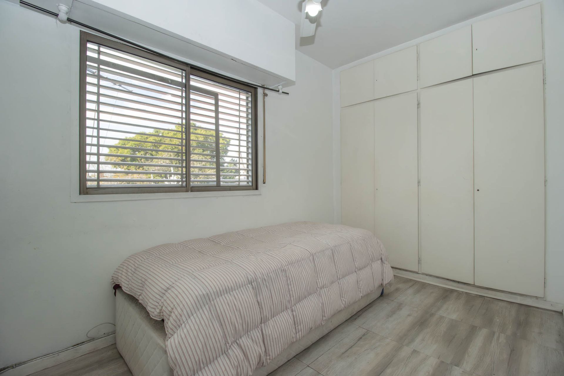 Casa en lote propio con jardín, 6 ambientes