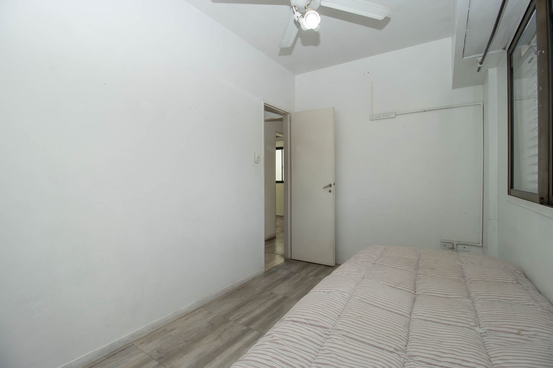 Casa en lote propio con jardín, 6 ambientes