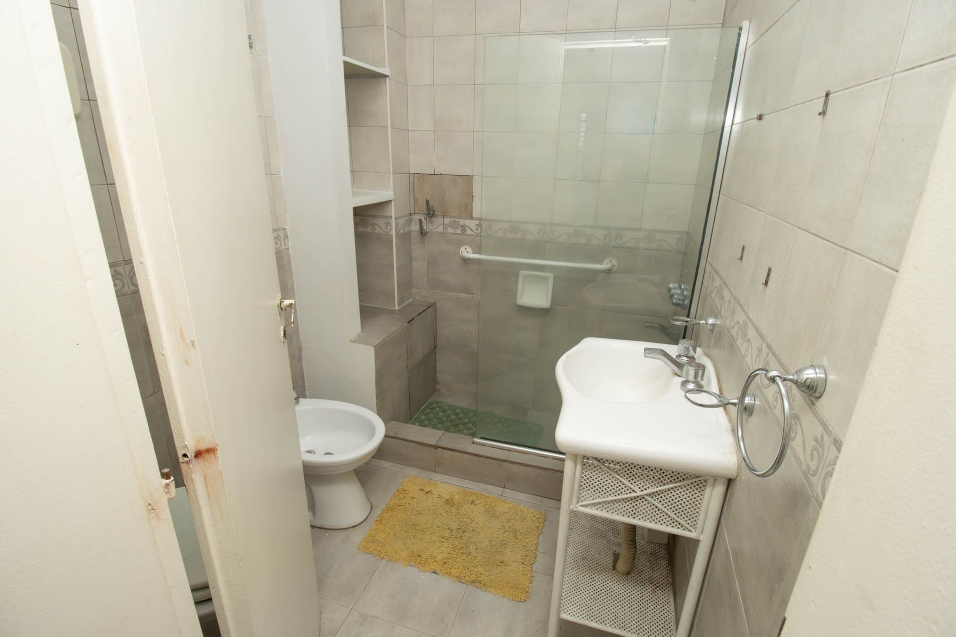 Casa en lote propio con jardín, 6 ambientes