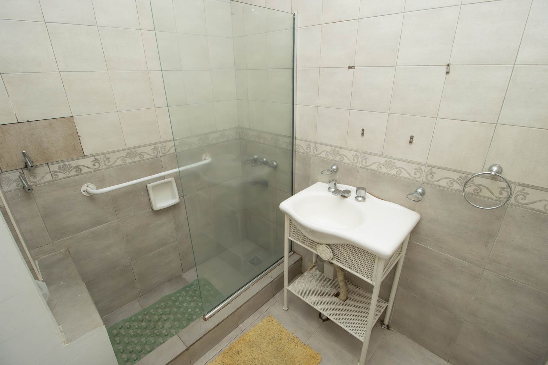 Casa en lote propio con jardín, 6 ambientes
