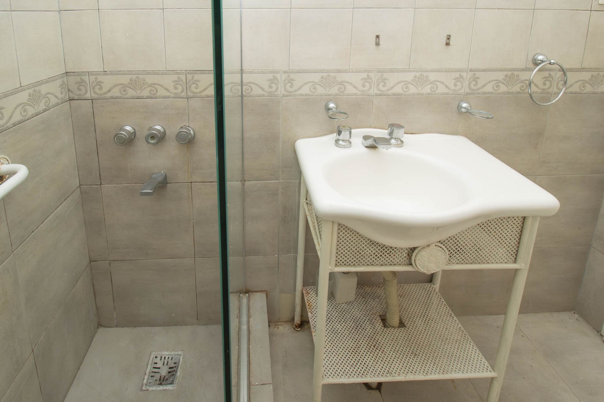 Casa en lote propio con jardín, 6 ambientes