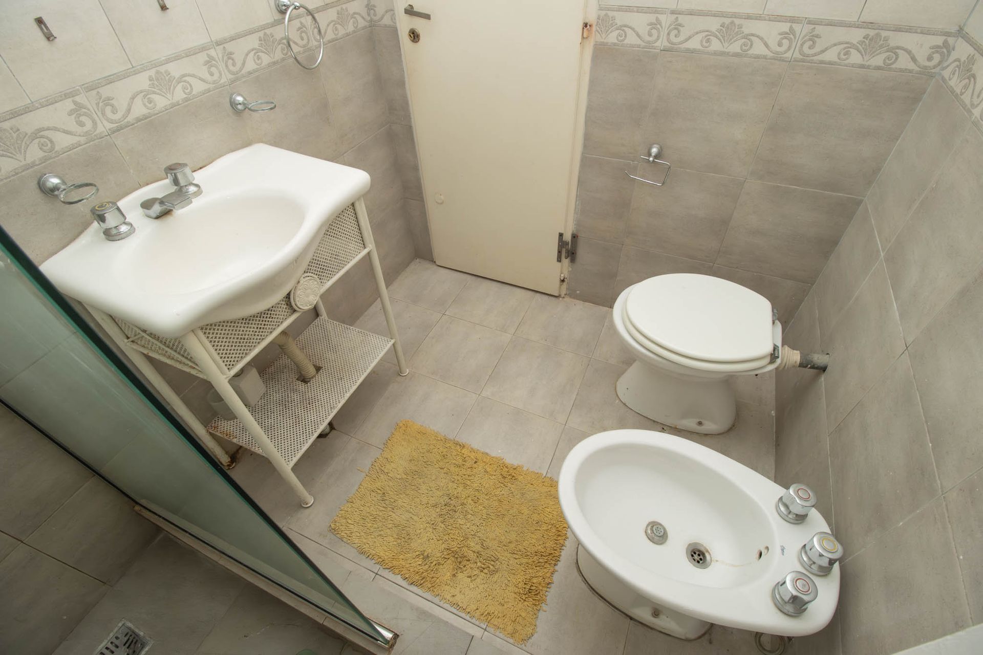 Casa en lote propio con jardín, 6 ambientes