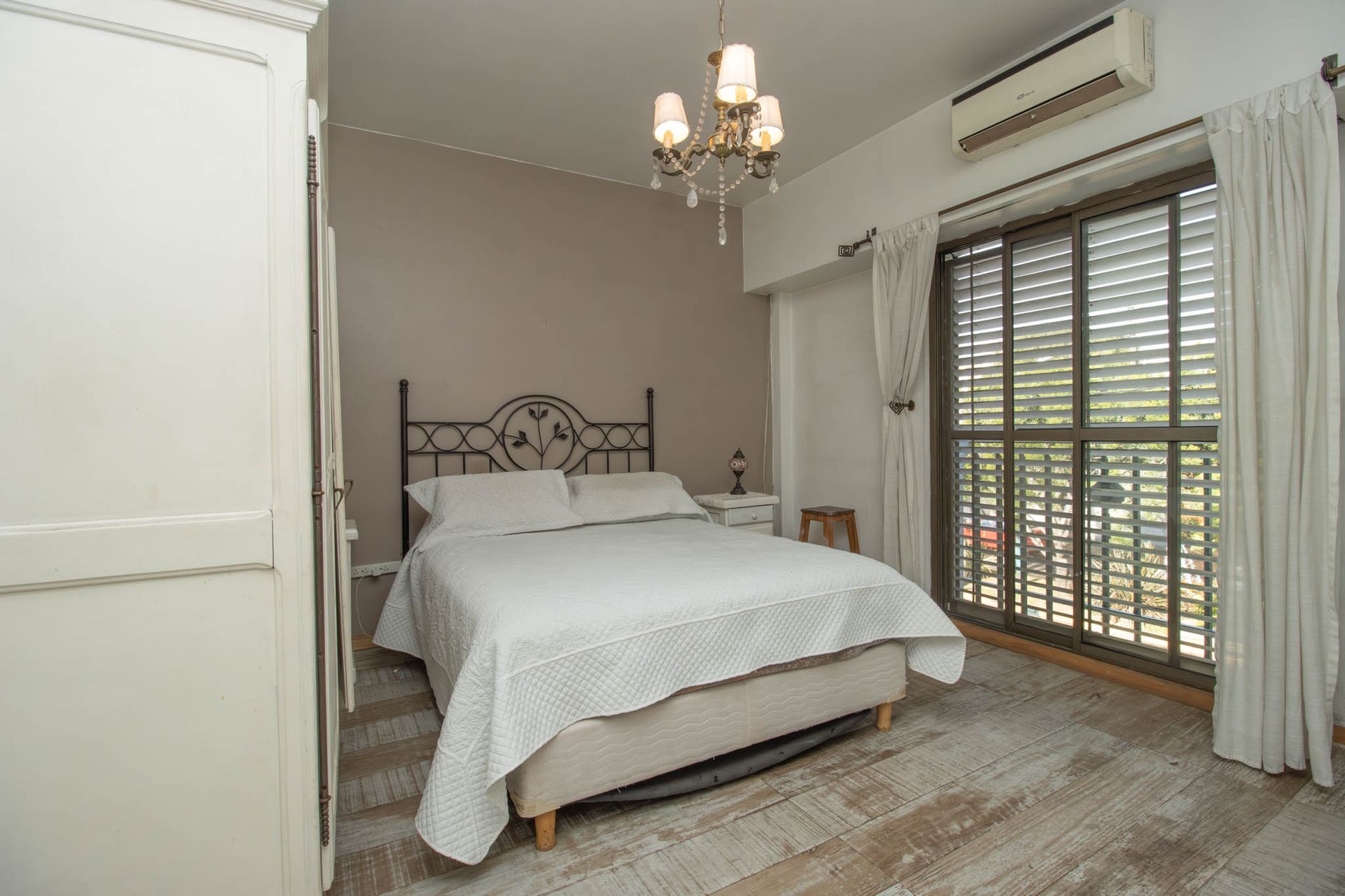 Casa en lote propio con jardín, 6 ambientes
