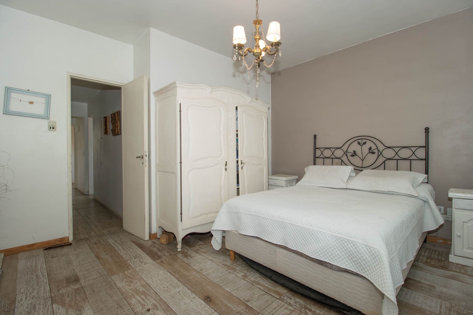 Casa en lote propio con jardín, 6 ambientes