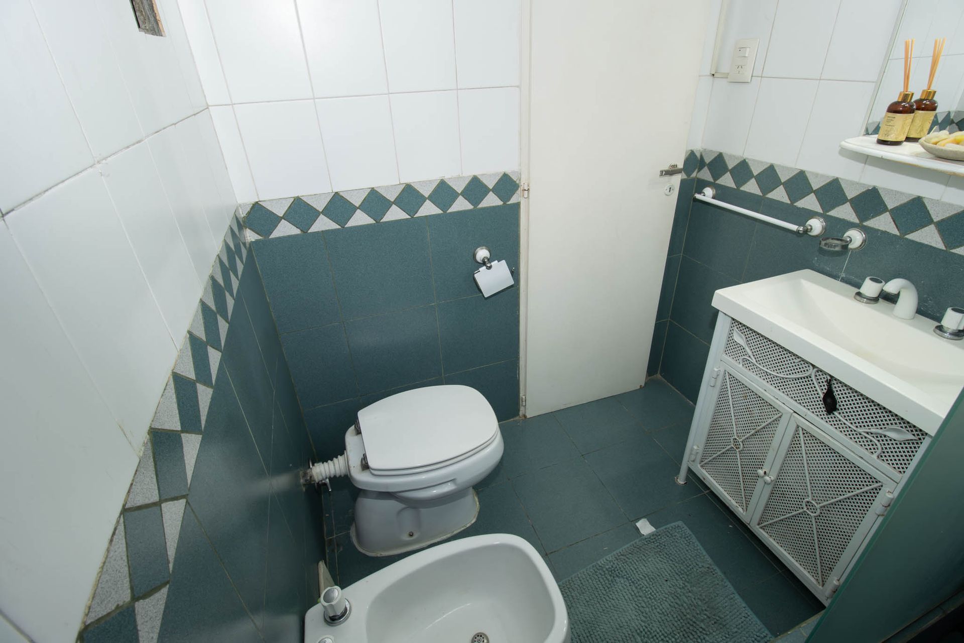 Casa en lote propio con jardín, 6 ambientes