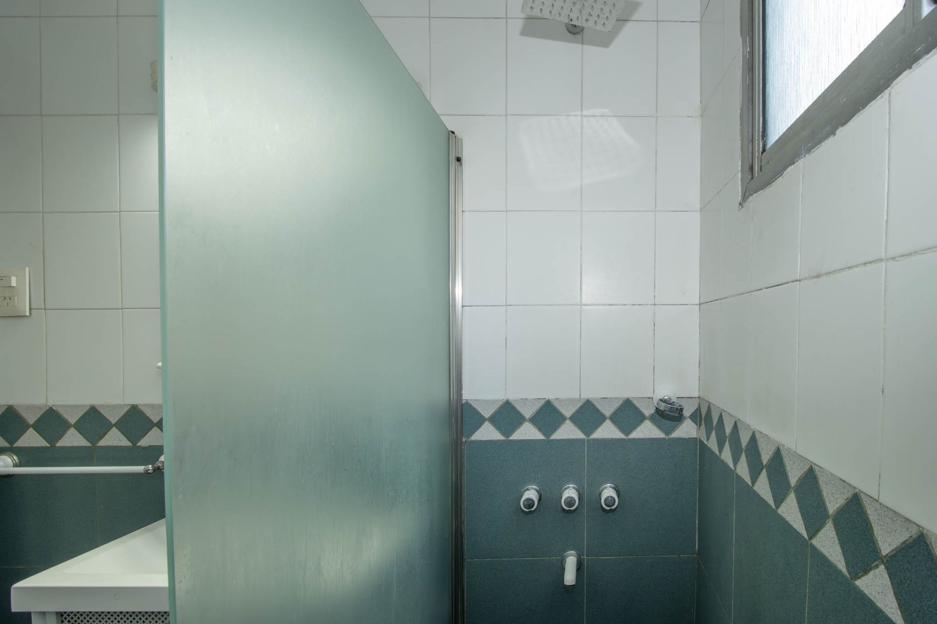 Casa en lote propio con jardín, 6 ambientes