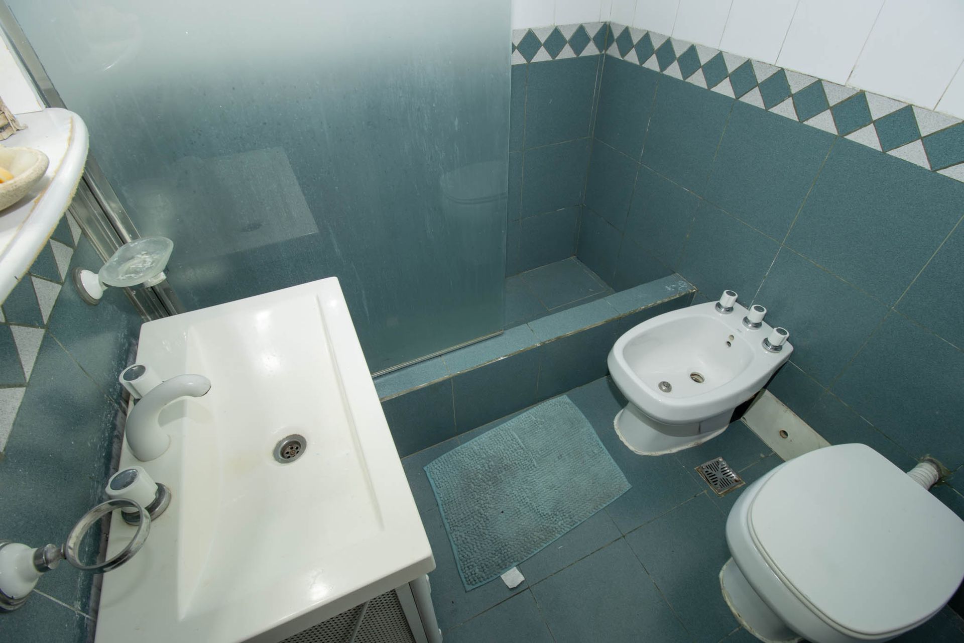 Casa en lote propio con jardín, 6 ambientes