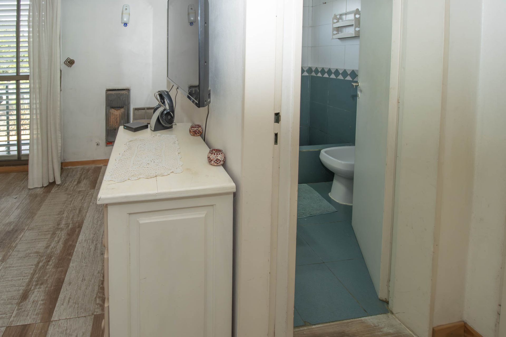 Casa en lote propio con jardín, 6 ambientes