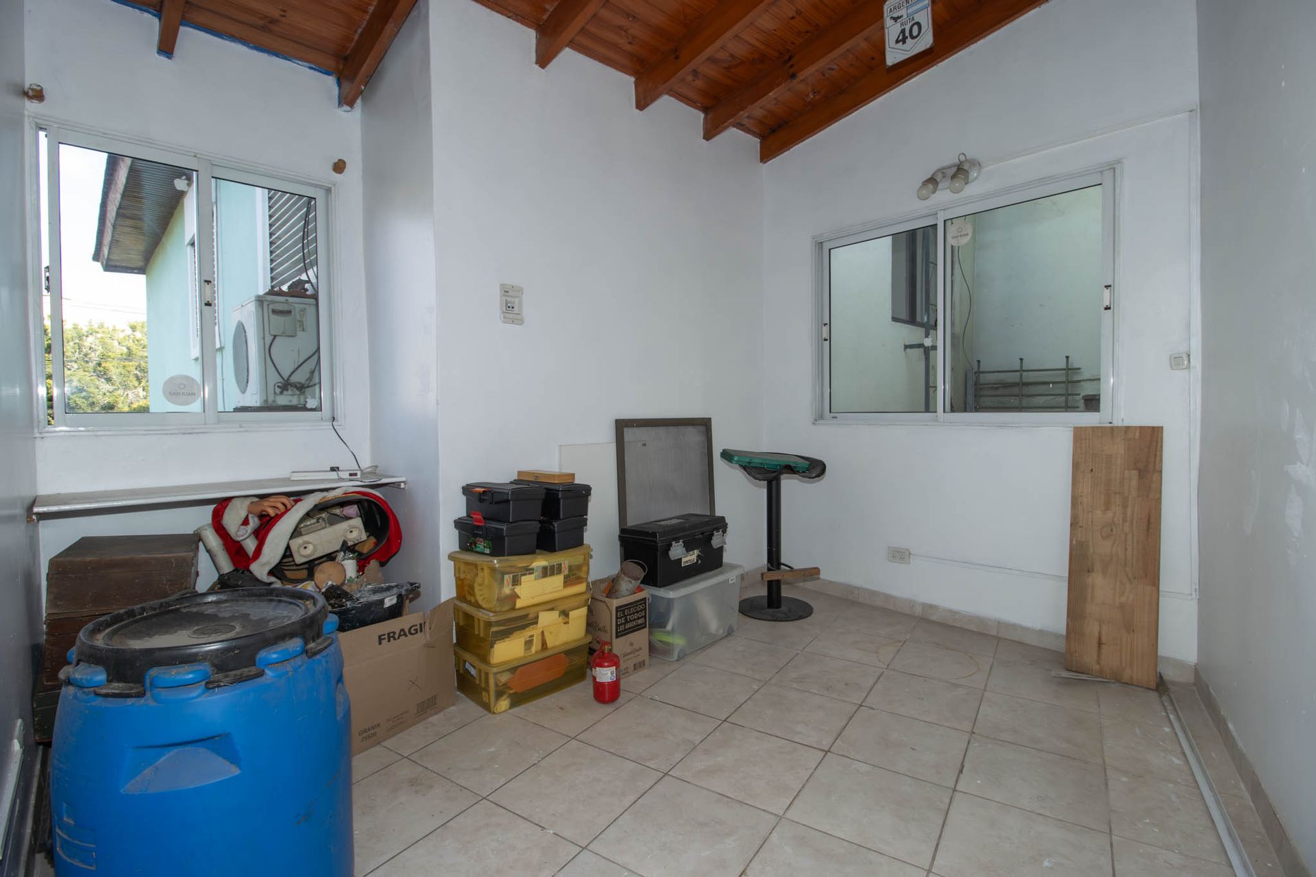 Casa en lote propio con jardín, 6 ambientes
