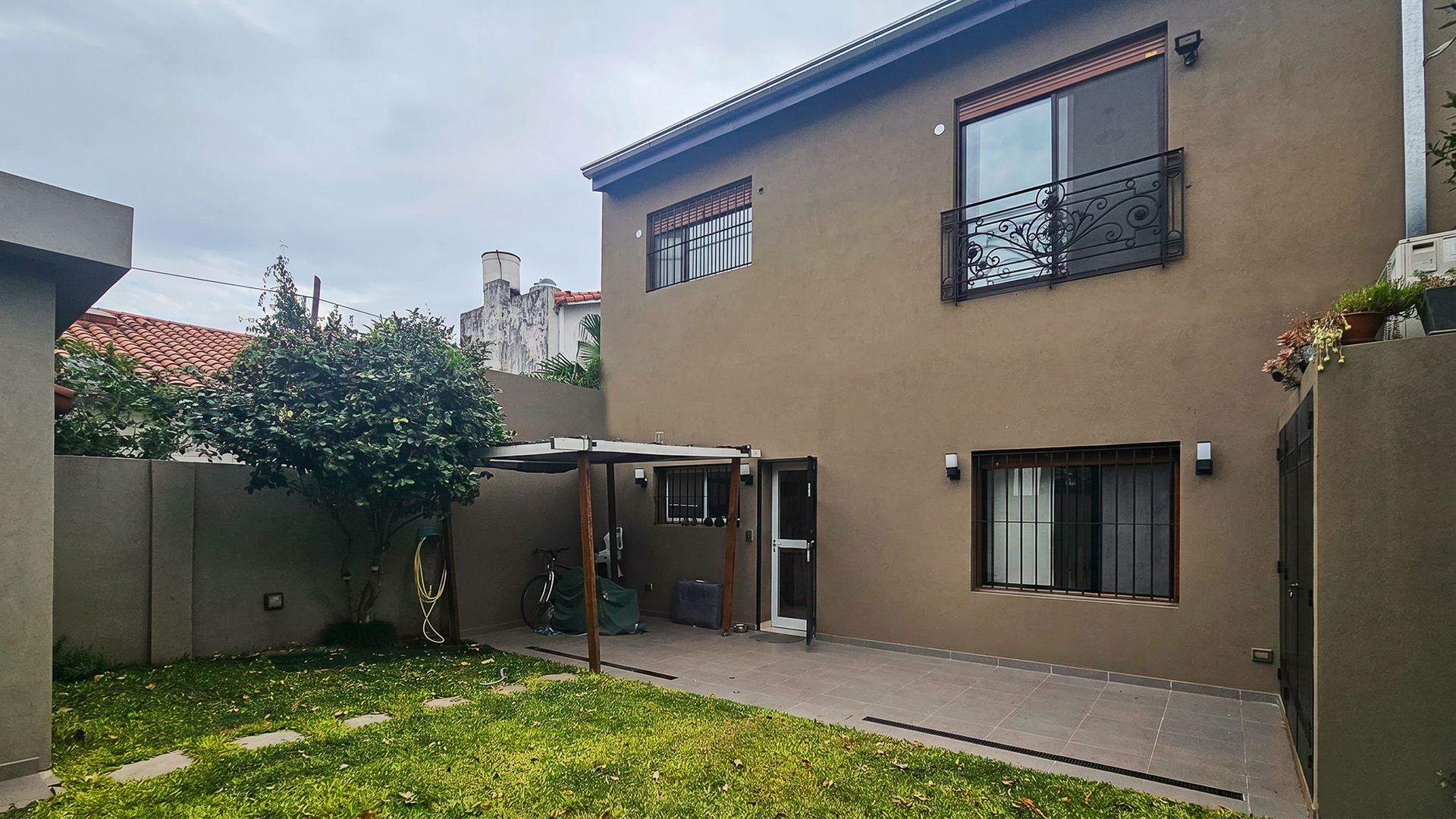 Venta casa en Olivos 6 ambientes con jardín