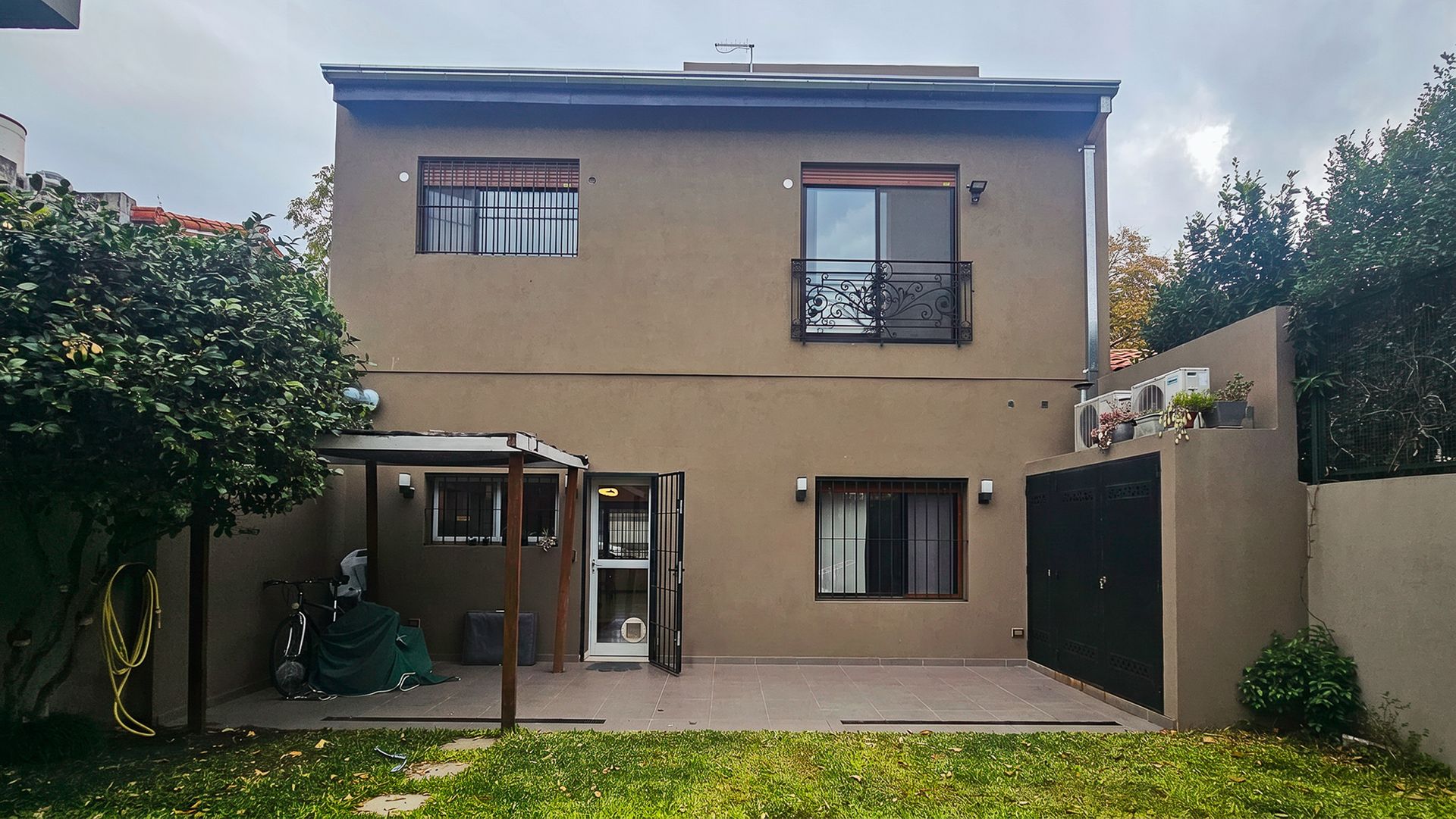 Venta casa en Olivos 6 ambientes con jardín