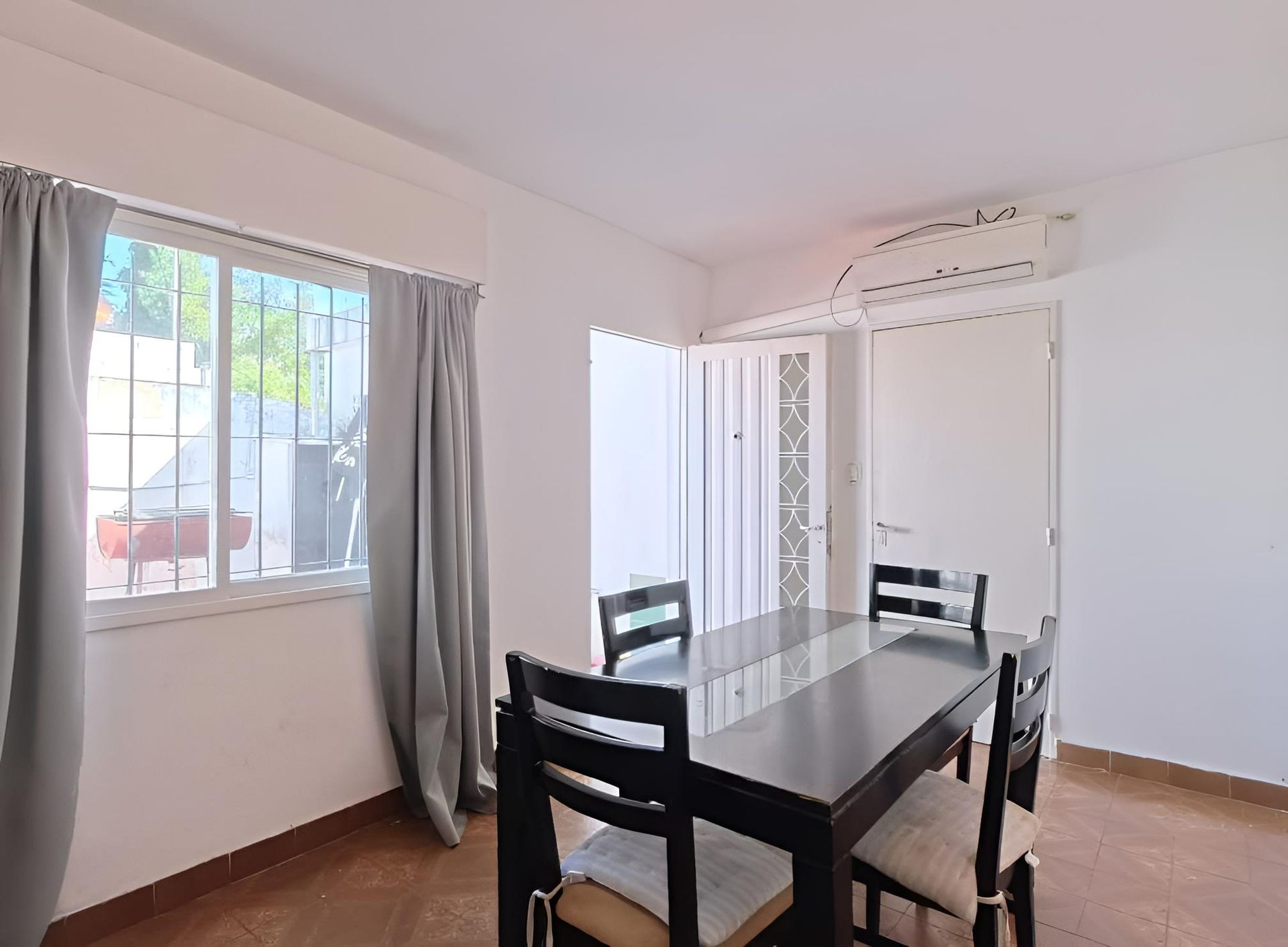 Casa en venta de 4 ambientes cochera y jardin