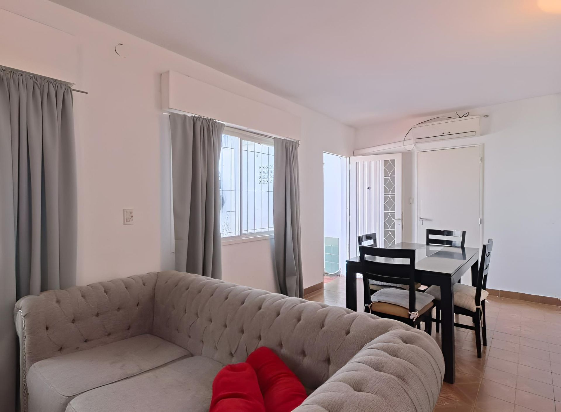 Casa en venta de 4 ambientes cochera y jardin