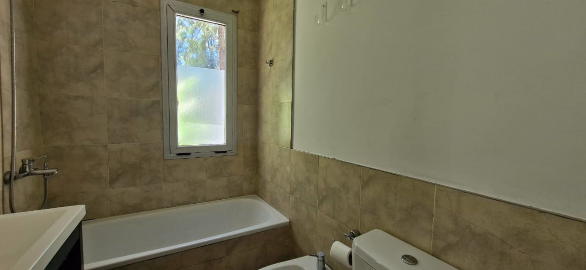 ALQUILER dos ambientes con jardín propio