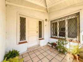 Casa 4 ambientes en Olivos con patio y cochera.