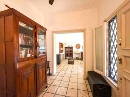 Casa 4 ambientes en Olivos con patio y cochera.