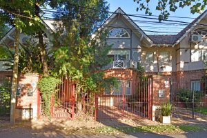 3-Bedroom Triplex with Garden and View of SIC