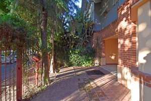 3-Bedroom Triplex with Garden and View of SIC