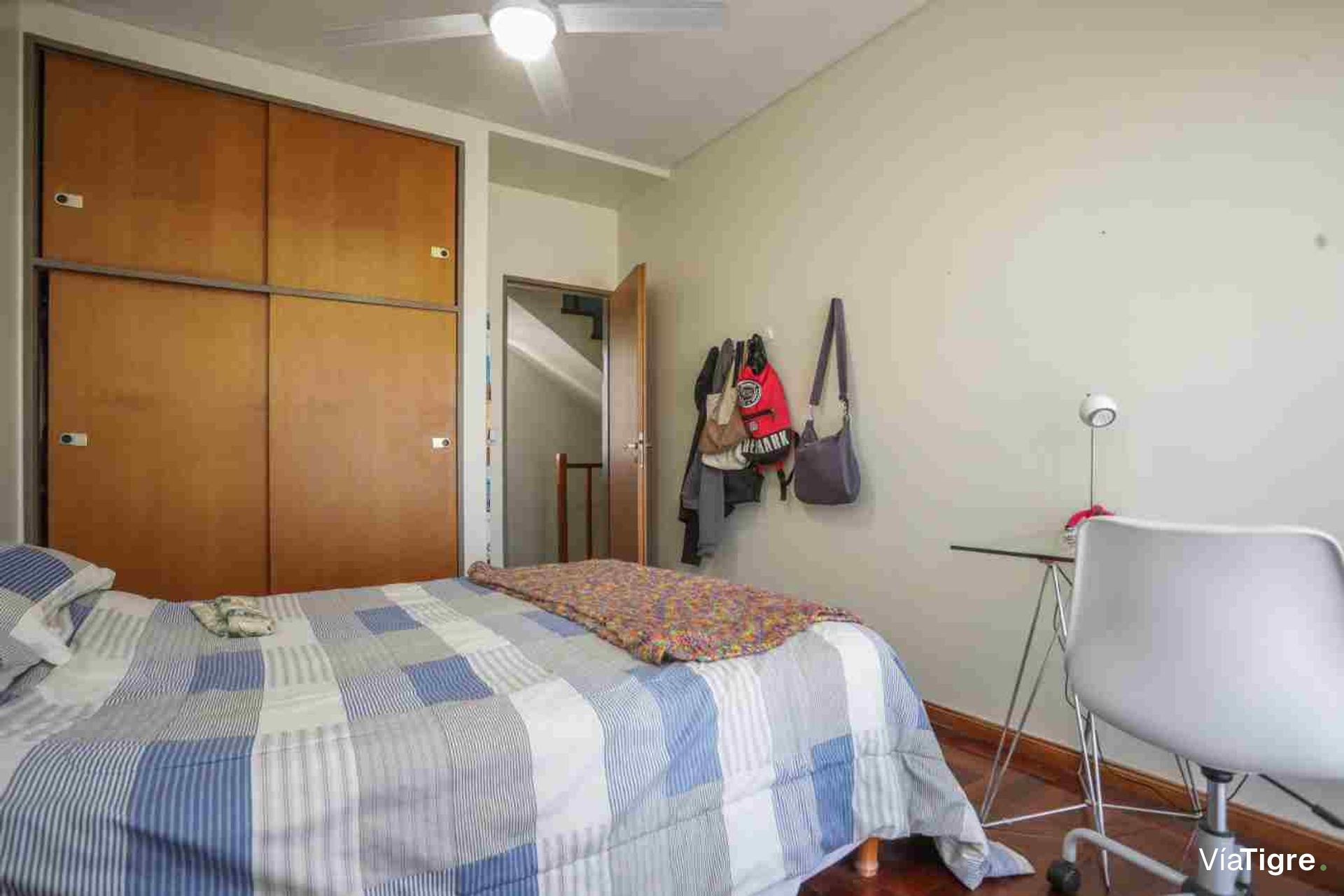 Triplex Olivos 4 ambientes cochera acepta Permuta