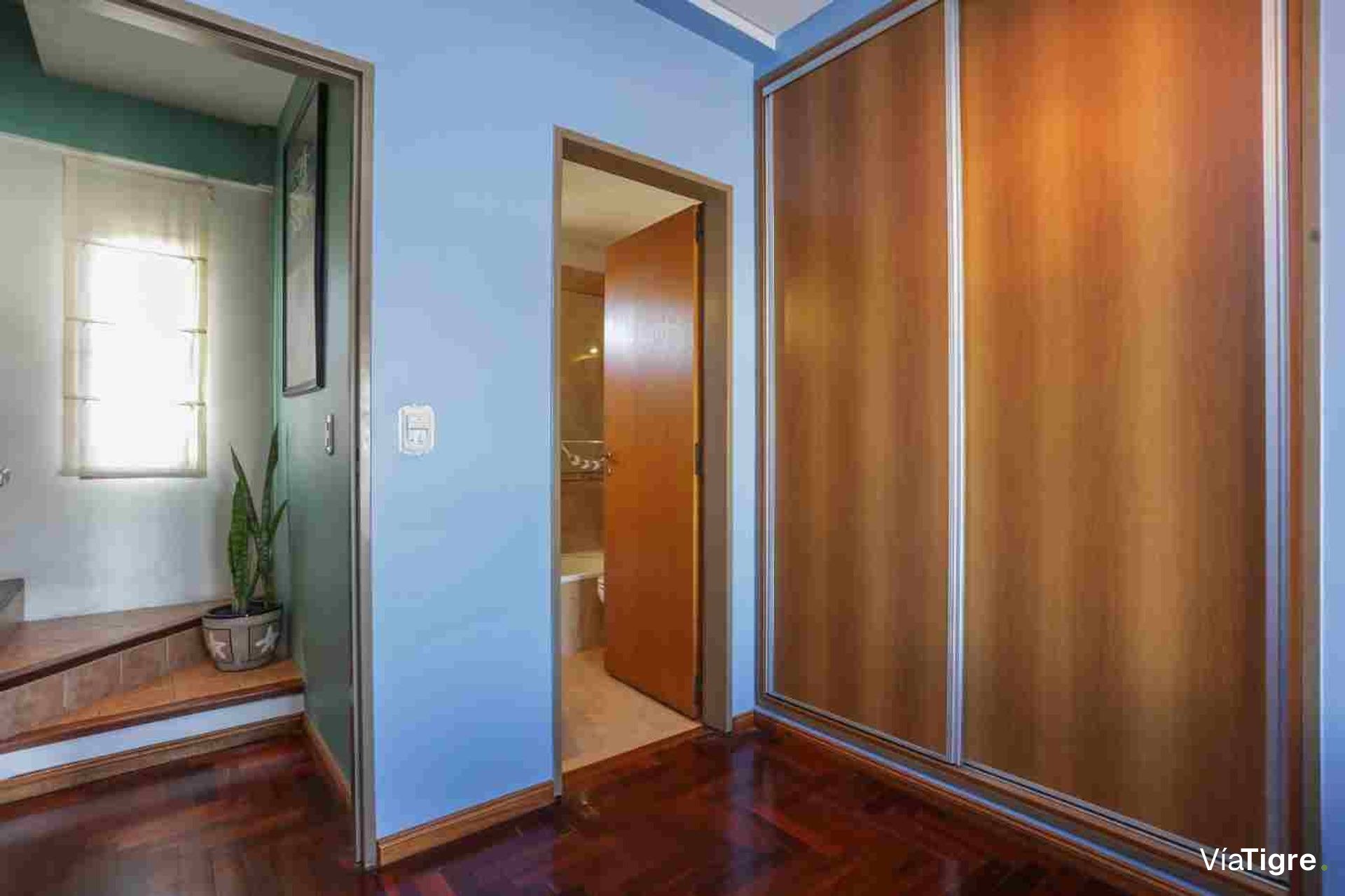 Triplex Olivos 4 ambientes cochera acepta Permuta