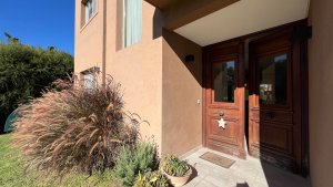 Casa en La Damasia, 3 dorm, 2 playroom, pileta