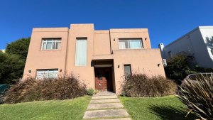 Casa en La Damasia, 3 dorm, 2 playroom, pileta