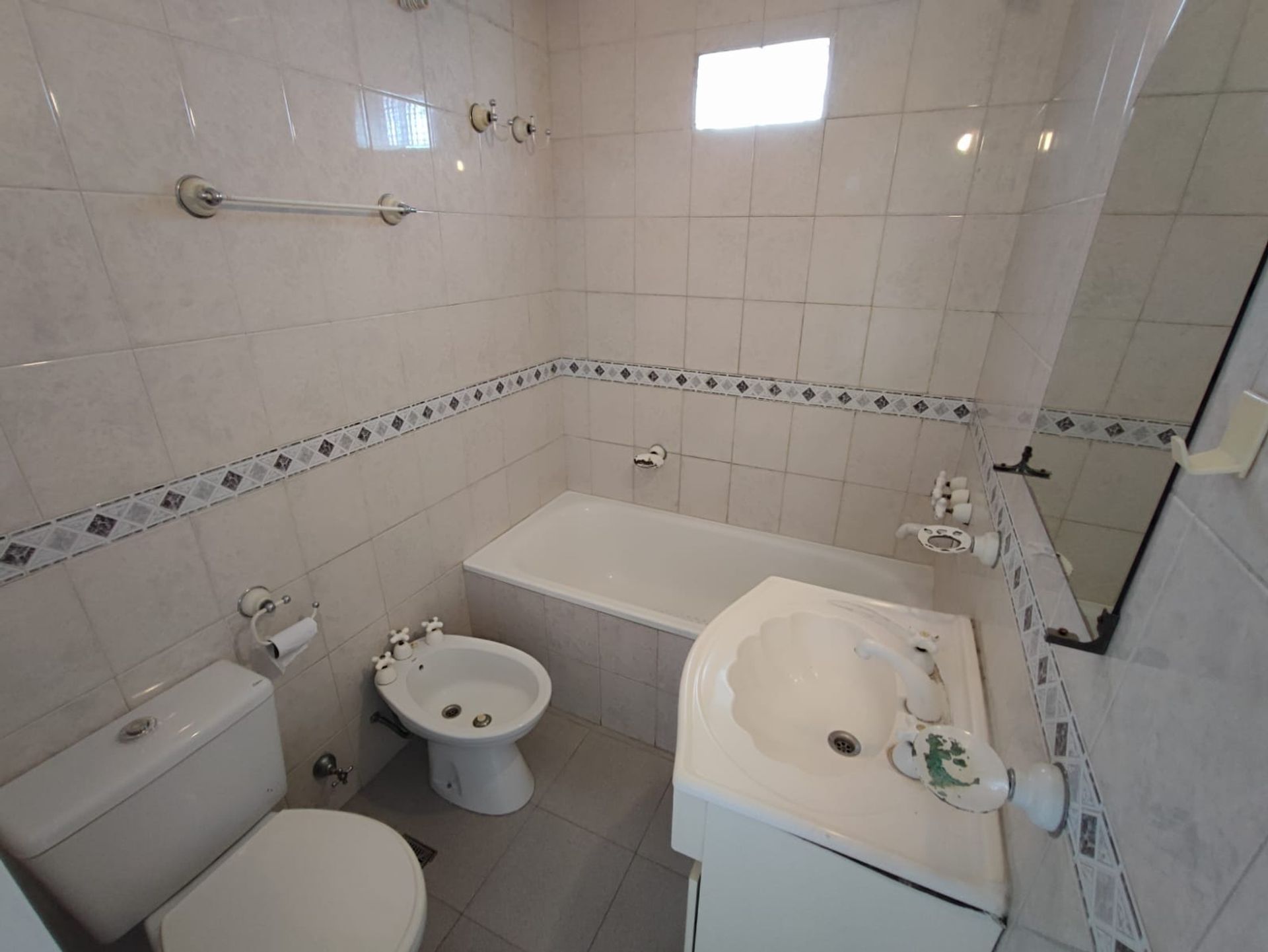 Venta depto. 3 amb. en beccar con cochera y balcon