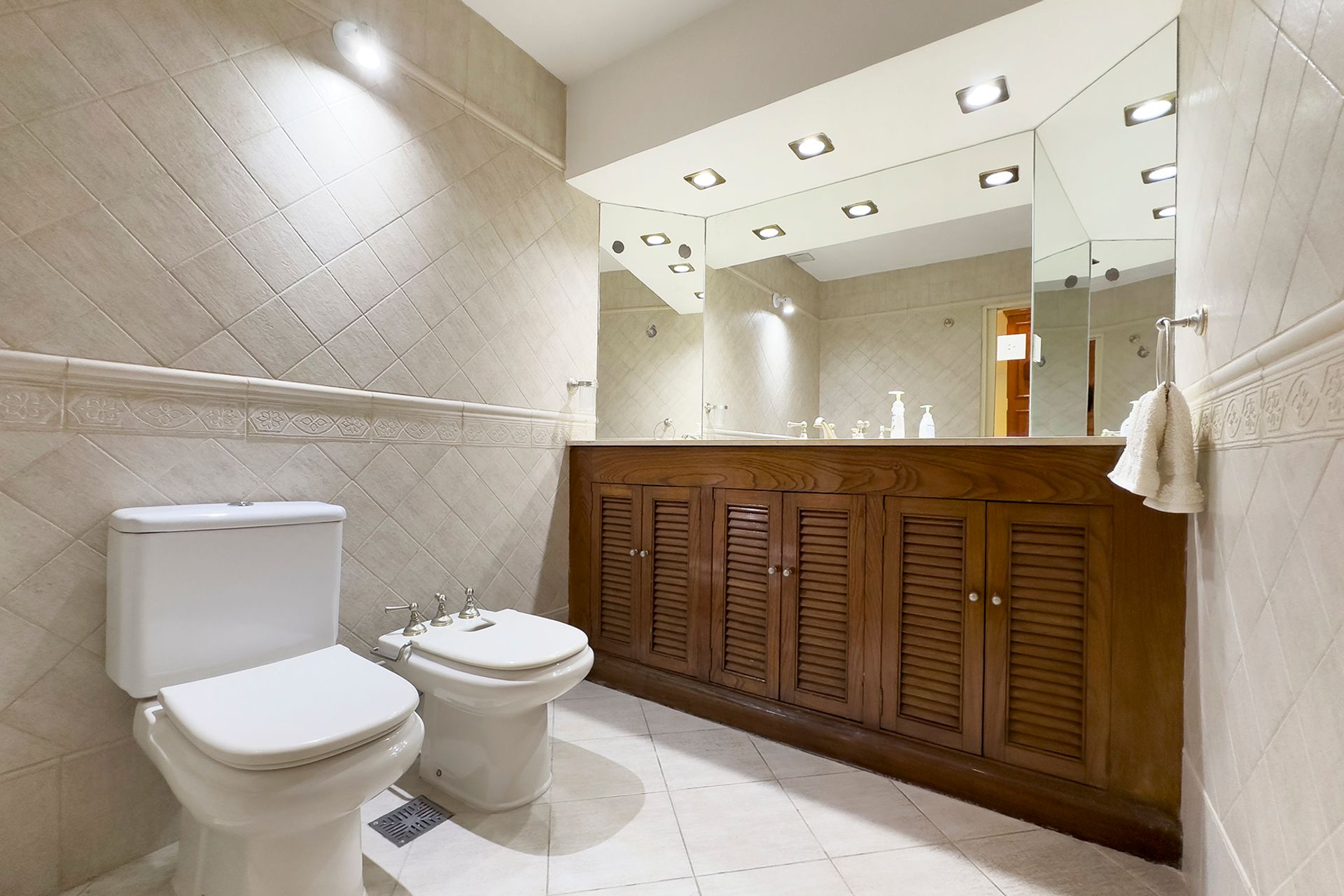 VENTA CASA 4 DORM MARTINEZ C/PILETA (2 lotes)