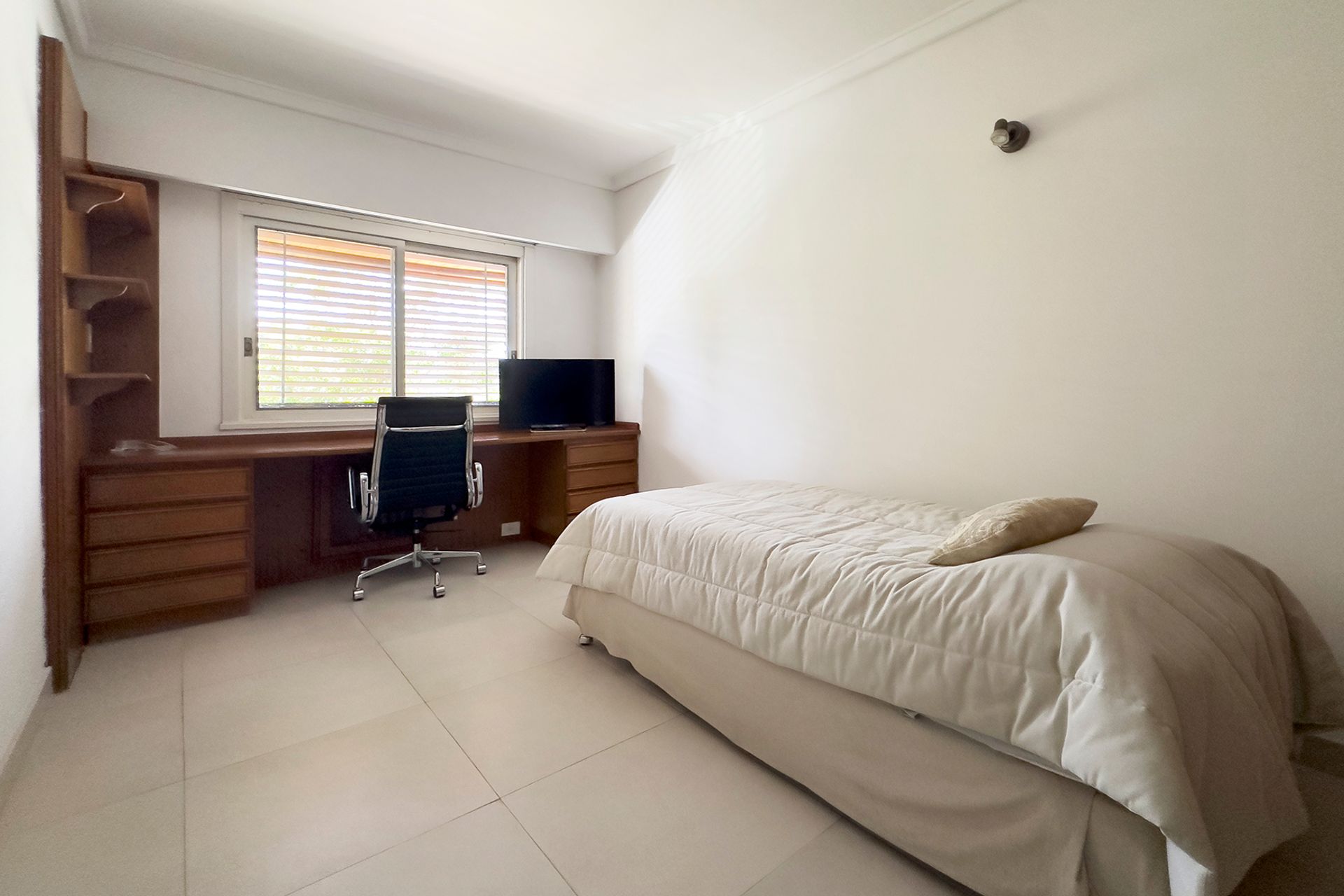 VENTA CASA 4 DORM MARTINEZ C/PILETA (2 lotes)