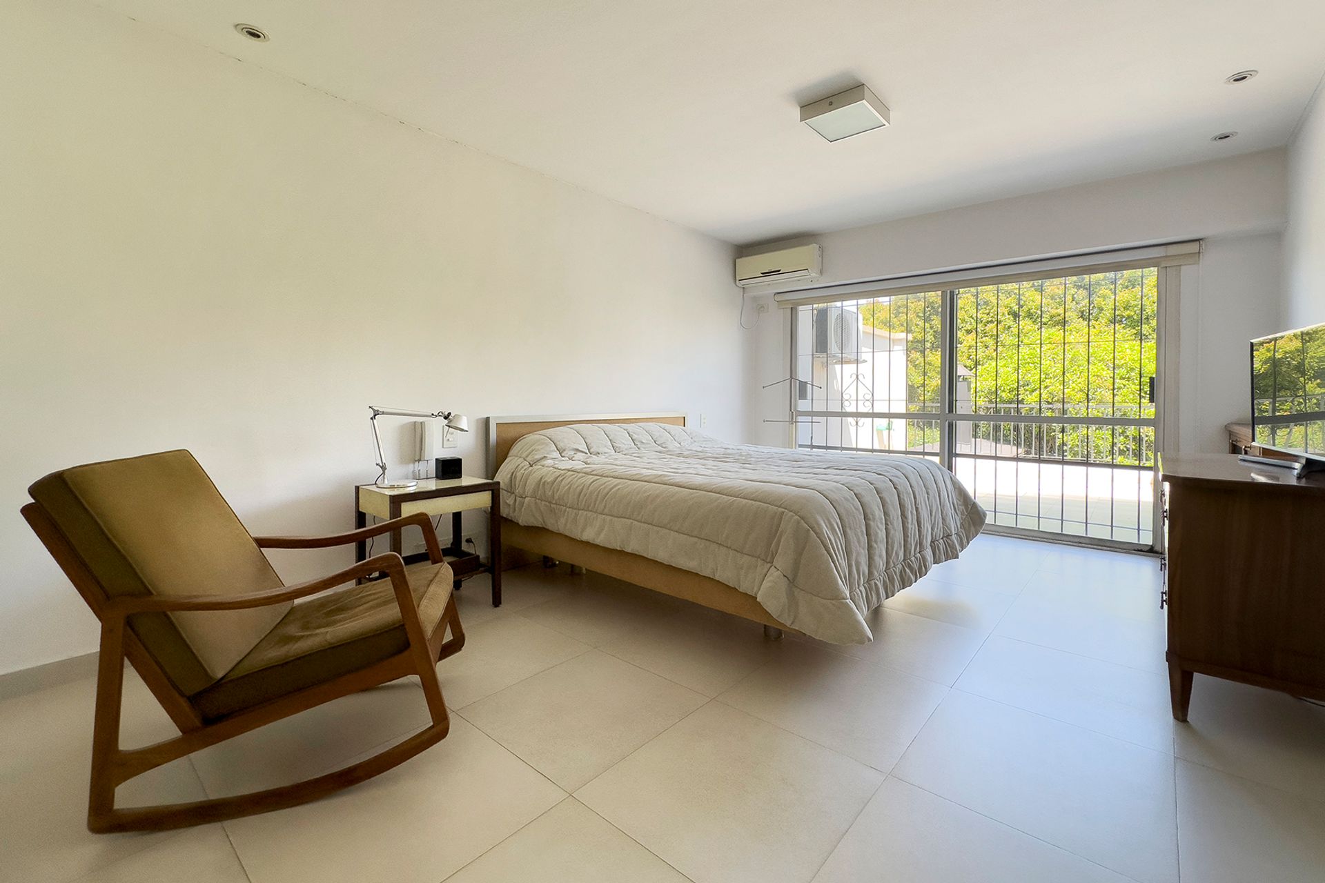 VENTA CASA 4 DORM MARTINEZ C/PILETA (2 lotes)