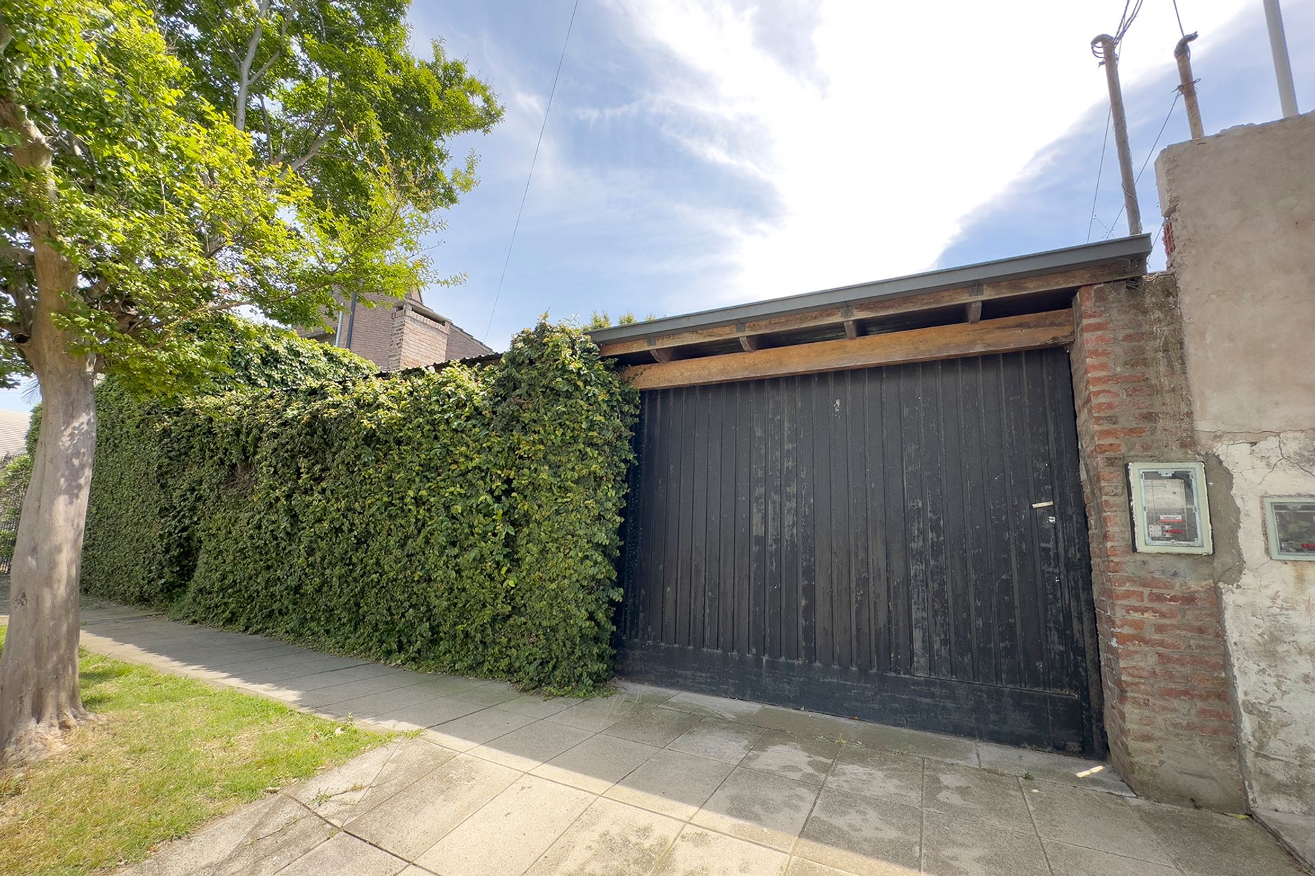 VENTA CASA 4 DORM MARTINEZ C/PILETA (2 lotes)