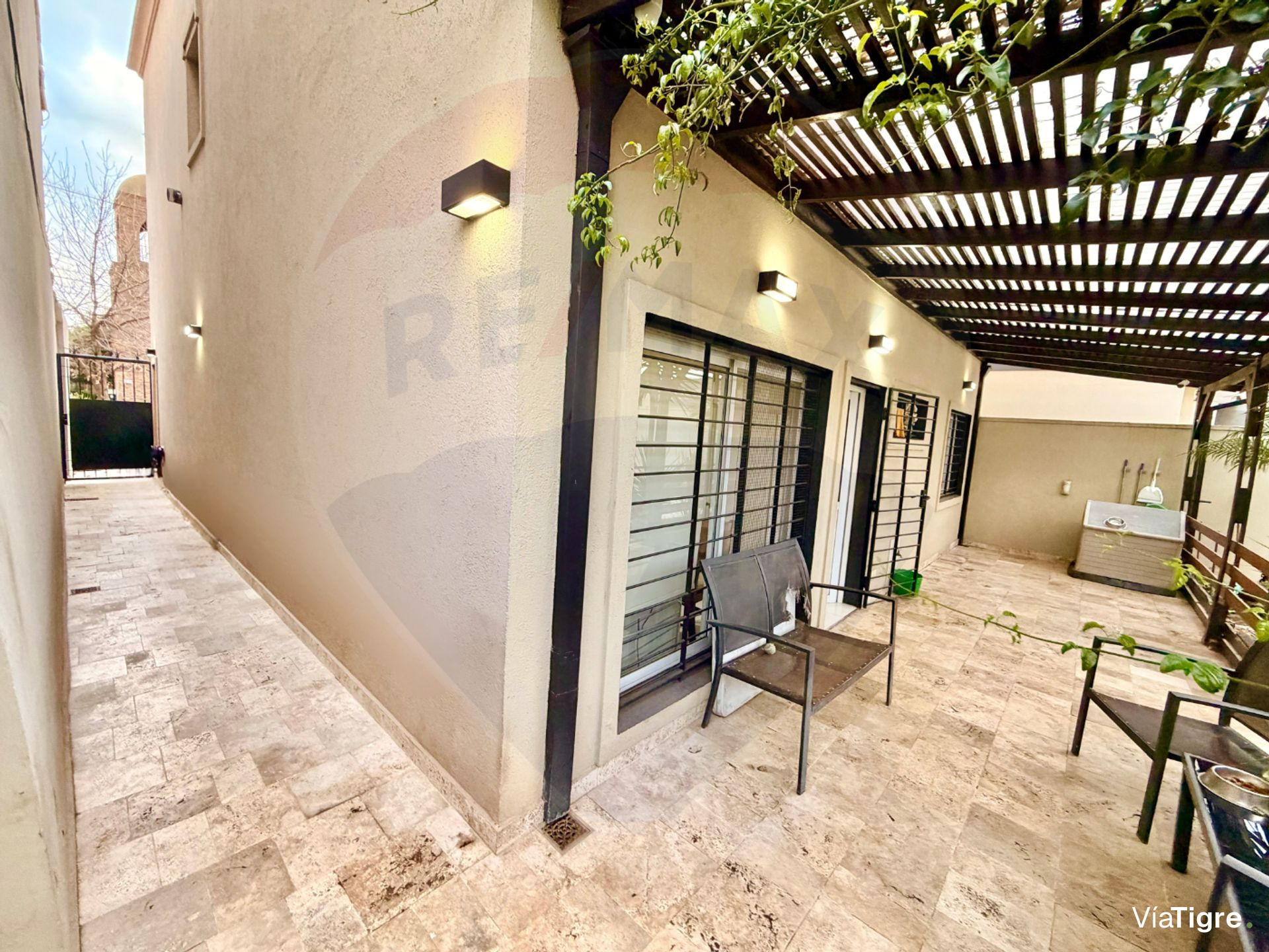VENTA casa 4 dormit, quincho pileta villa adelina