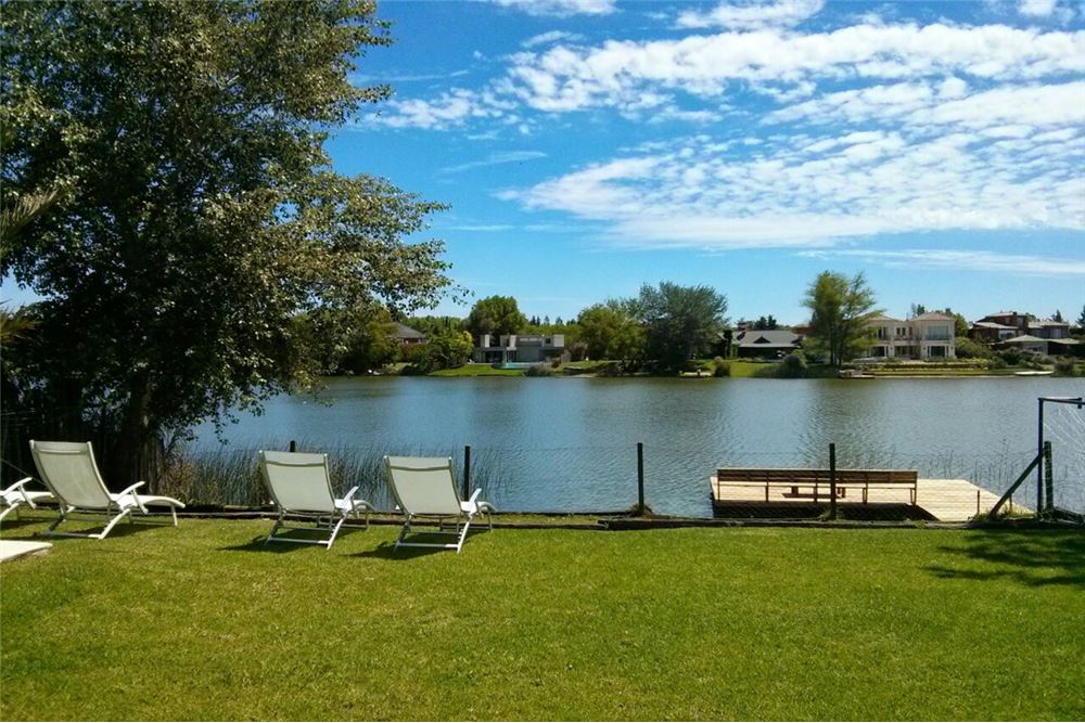 Sale 4-Bedroom House Santa Maria de Tigre on the Lake