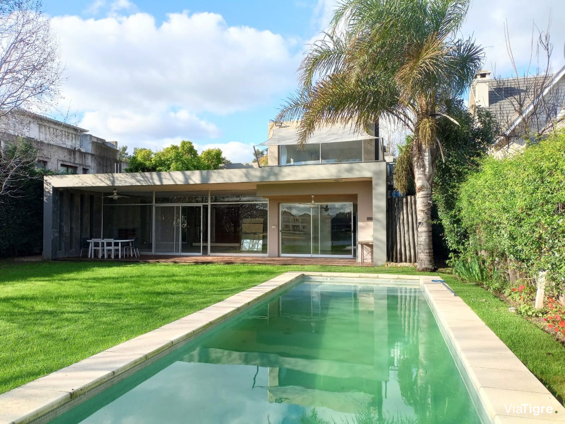 Venta casa 7 ambiente Santa Maria de Tigre al lago