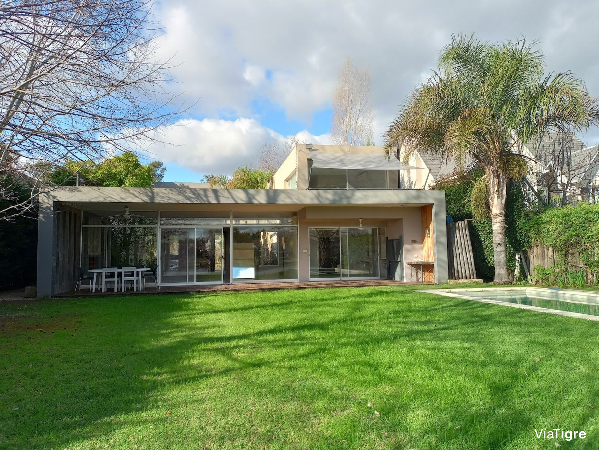 Venta casa 7 ambiente Santa Maria de Tigre al lago