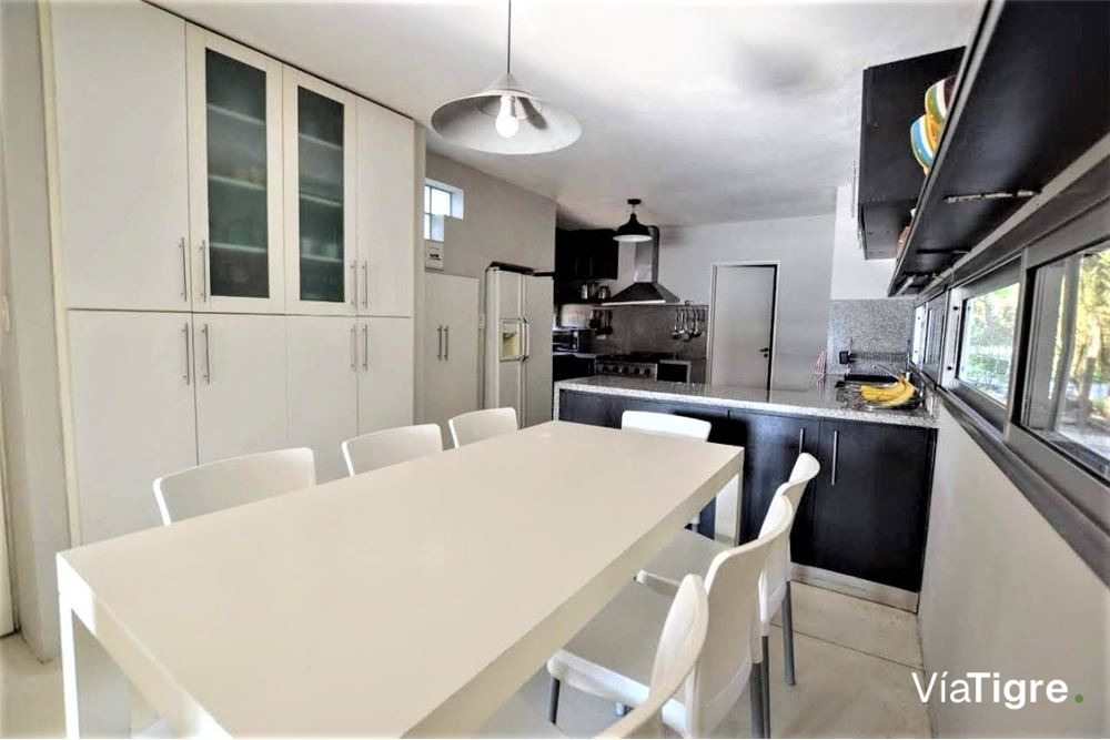 Venta casa 7 ambiente Santa Maria de Tigre al lago