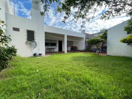 Casa 3 Ambientes Cochera Jardin Parrilla Lavadero