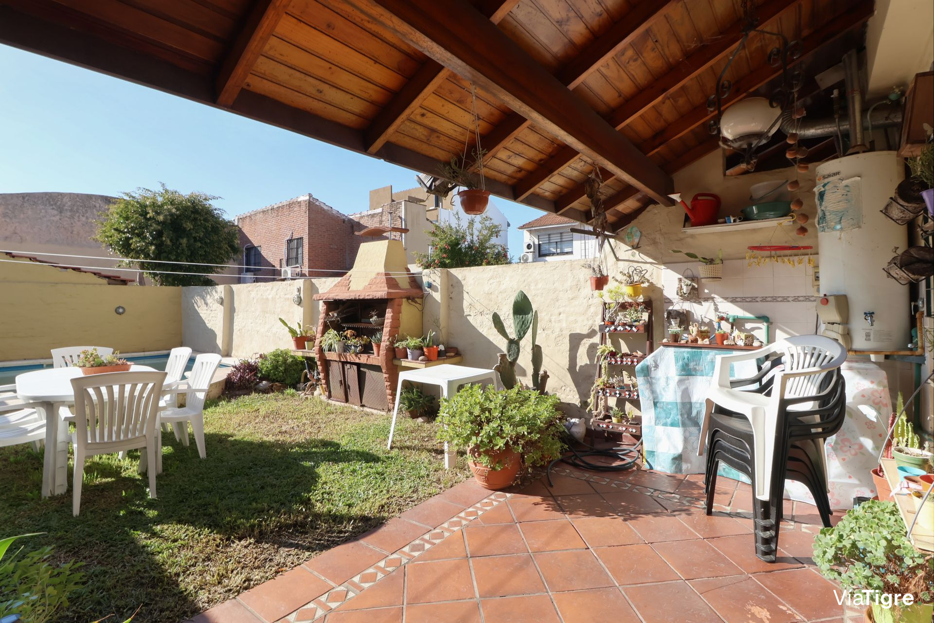 VENTA OLIVOS TRIPLEX 5 AMB 5Mts. ANCHO CON JARDIN